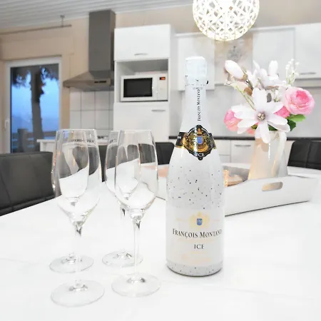 Cozy Holiday In With Private Terrace Nyaraló *